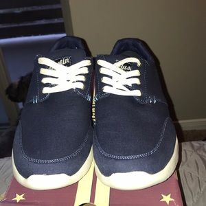 Casual shoes with memory foam